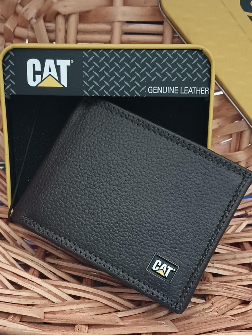 CAT Catepillar Men's Leather Bifold Wallet Chocolate Brown With RFID Shield